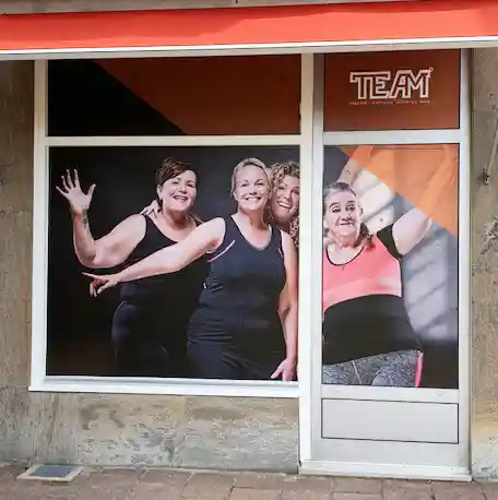 Fönsterdekor skyltfönster reklam design 